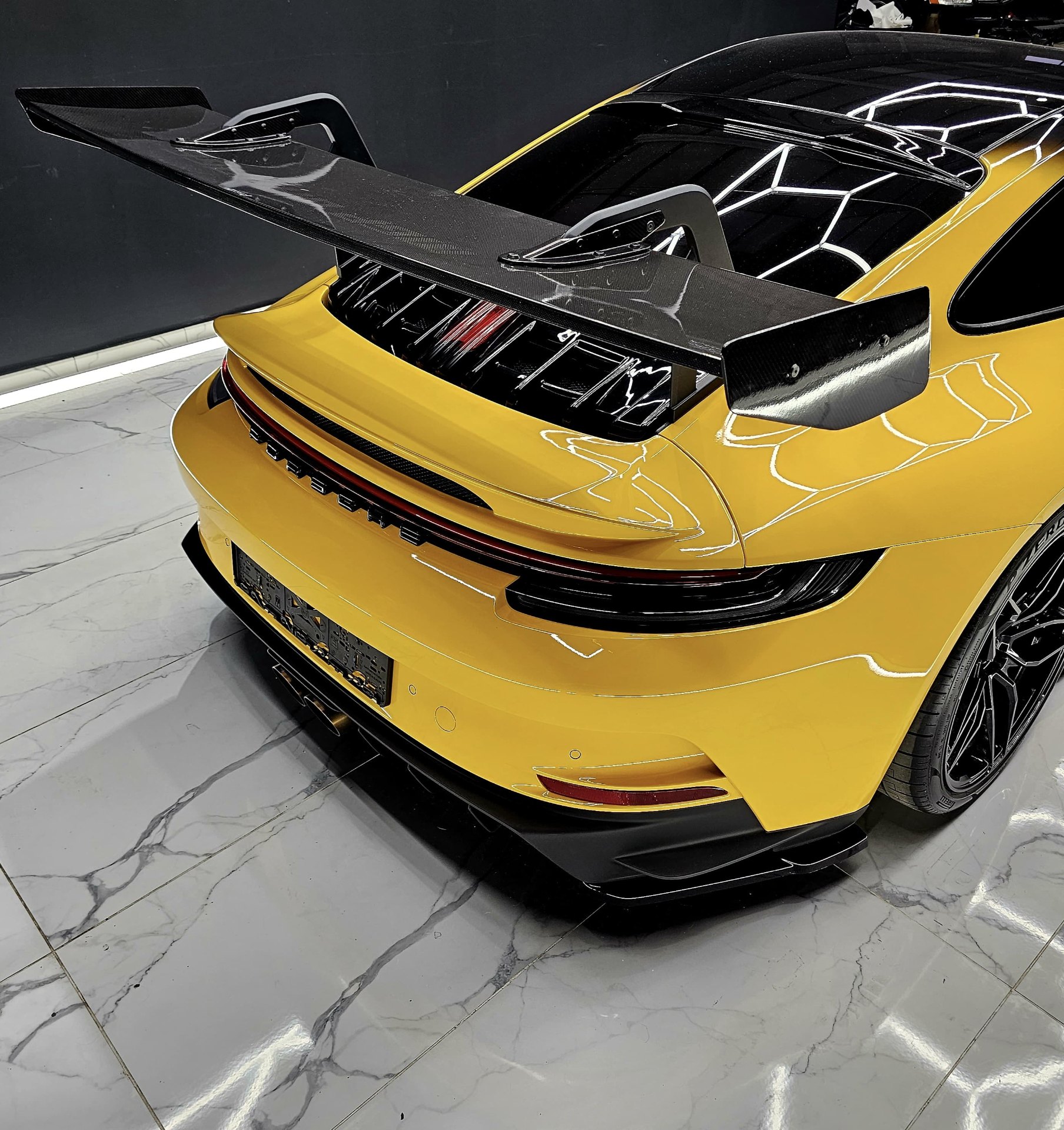 Porsche 911 GT3 wrap with carbon wing
